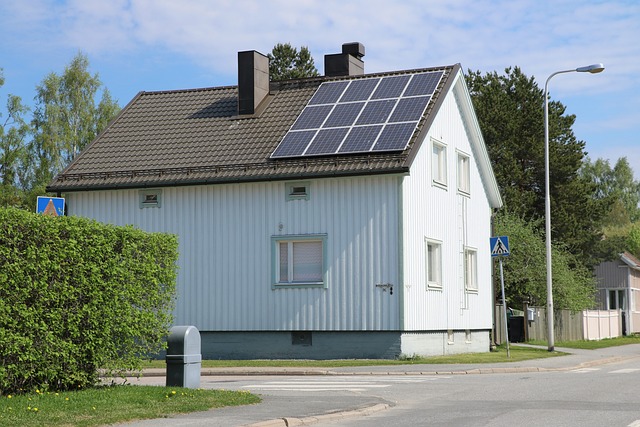 dům s fotovoltaikou na střeše